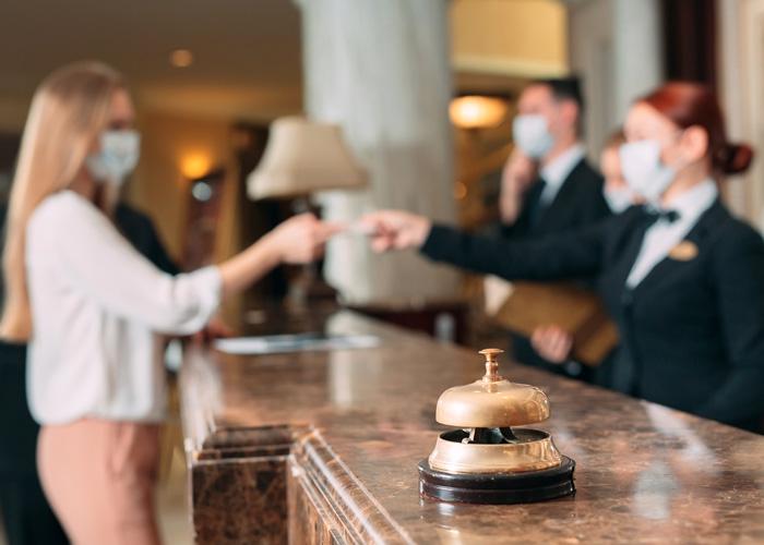 donna-alla-reception-di-un-albergo.jpg
